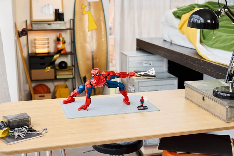 LEGO Marvel 76346 Spider-Man Hero Figure, het displaymodel in een interieur
