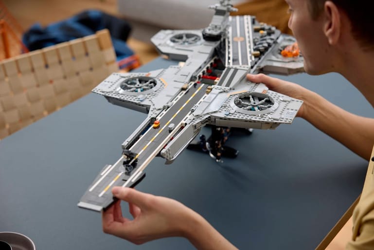 LEGO Marvel Helicarrier 76354 tijdens het bouwen