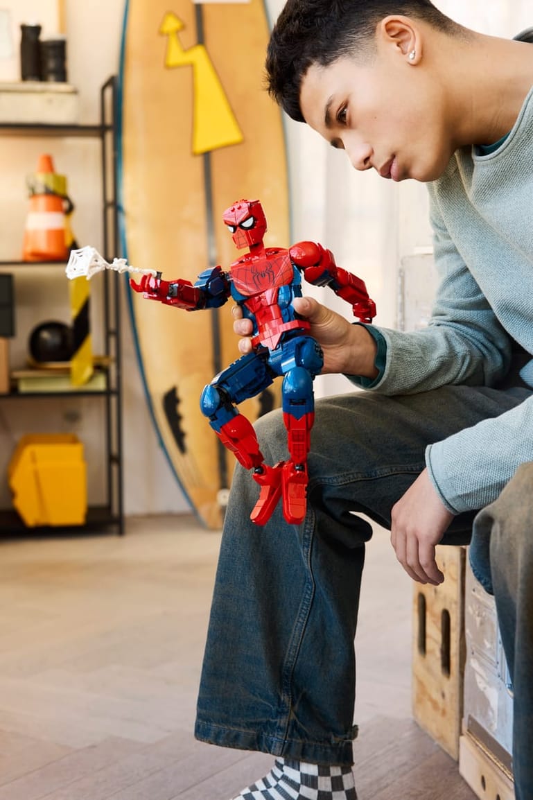 LEGO Marvel 76346 Spider-Man Hero Figure, tweede sfeerfoto van het poseerbare model