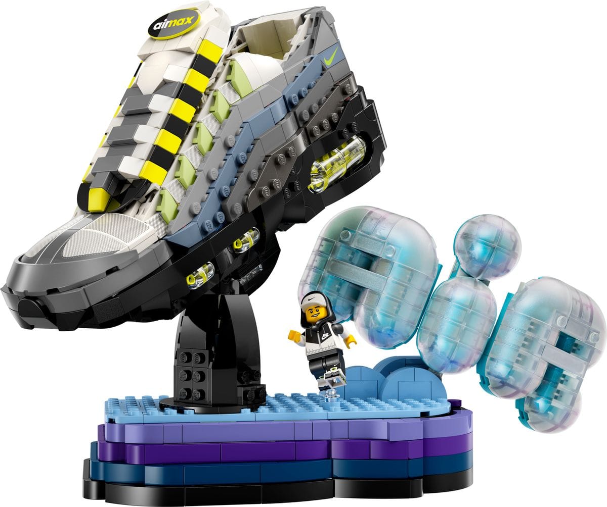 LEGO Nike Air Max 95 43025, sneaker in Neon Yellow op displaystandaard