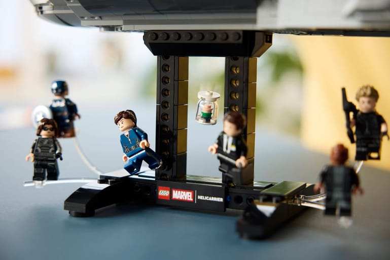 LEGO Marvel Helicarrier 76354, detail van het vliegdek met landingsbaanmarkeringen