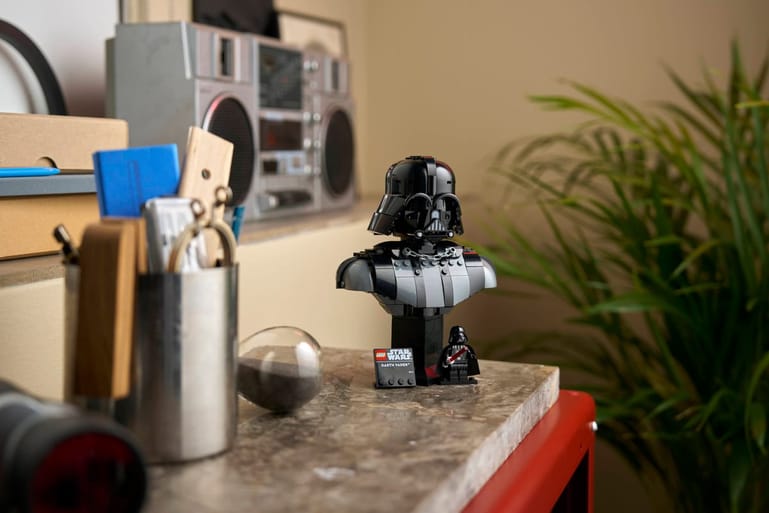 LEGO Star Wars Darth Vader buste 75439 op een plank