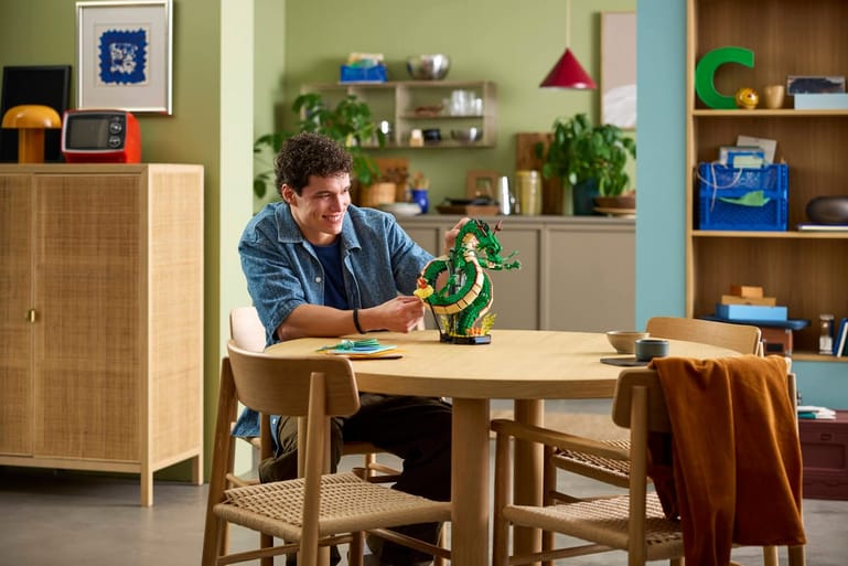 LEGO Icons Shenron & Goku 11390 met de jonge Goku op de Kintoun