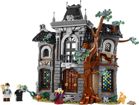 LEGO Icons Burgemeestershuis 11383, het gebouwde spookhuis met minifiguren ervoor