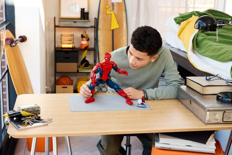 LEGO Marvel 76346 Spider-Man Hero Figure, sfeerfoto van het model in een actiepose