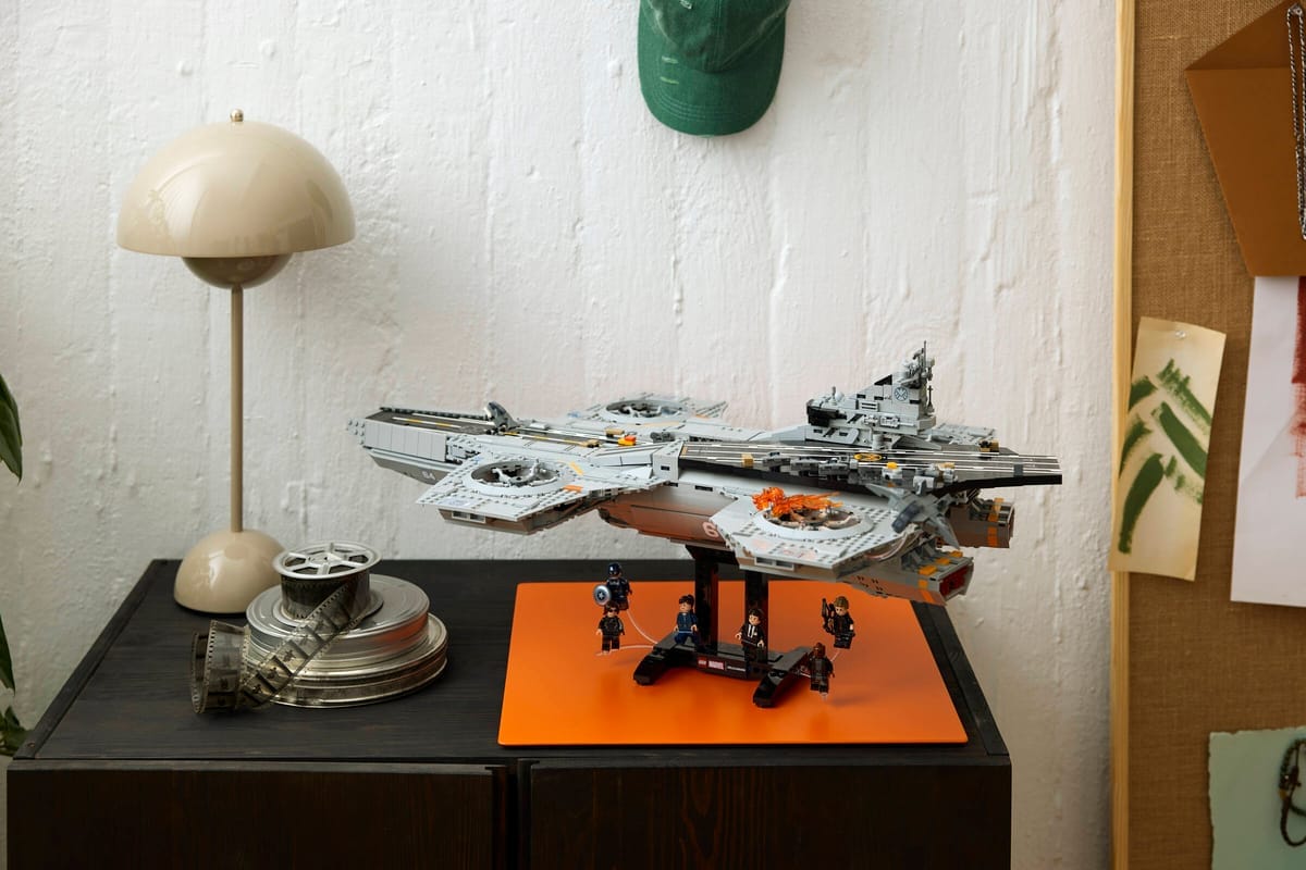 LEGO Marvel S.H.I.E.L.D. Helicarrier 76354 als displaymodel op een tafel met een lamp en filmrollen