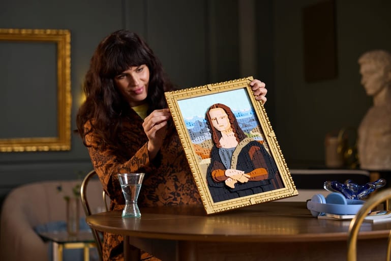 LEGO Art Mona Lisa 31213 in de goudkleurige lijst, sfeerfoto