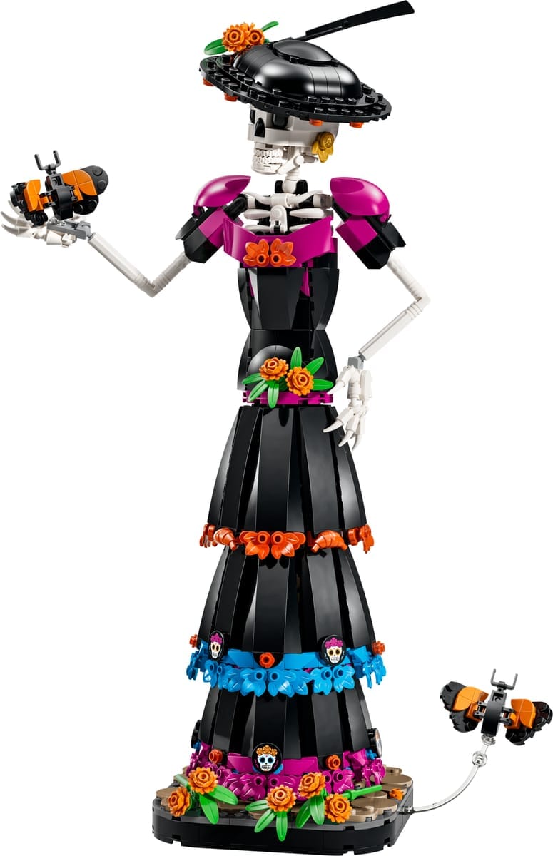 LEGO Ideas La Catrina 21372, een skelet in een zwarte jurk met bloemen en een grote hoed