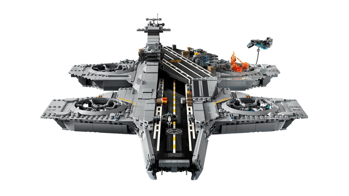 Detail van LEGO Marvel Helicarrier 76354 met het vliegdek, vlammen in een motor en minifiguren