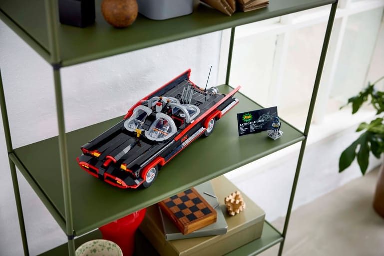 LEGO Batman: de klassieke tv-serie Batmobile 76328 als displaymodel