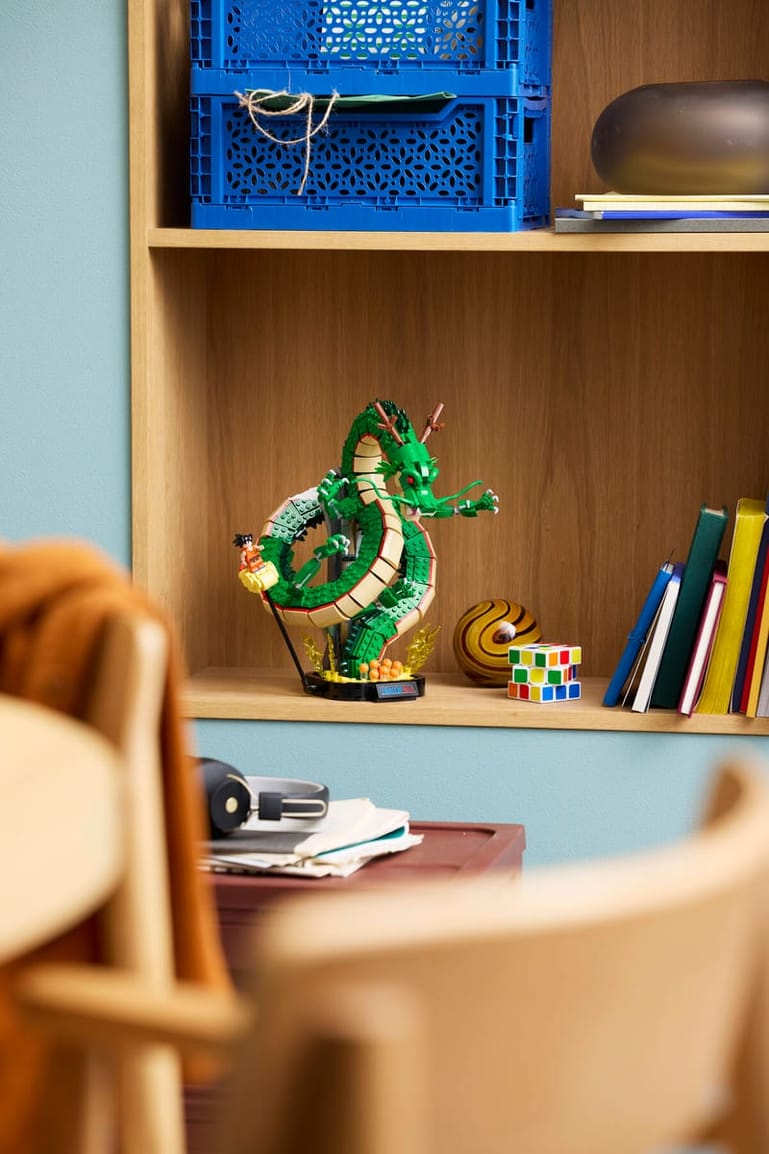 LEGO Icons Shenron & Goku 11390 op een kast
