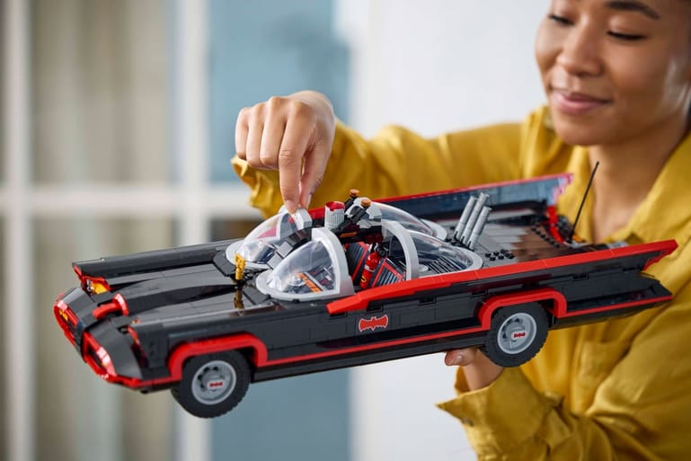 LEGO Batman: de klassieke tv-serie Batmobile 76328, sfeerfoto van het model