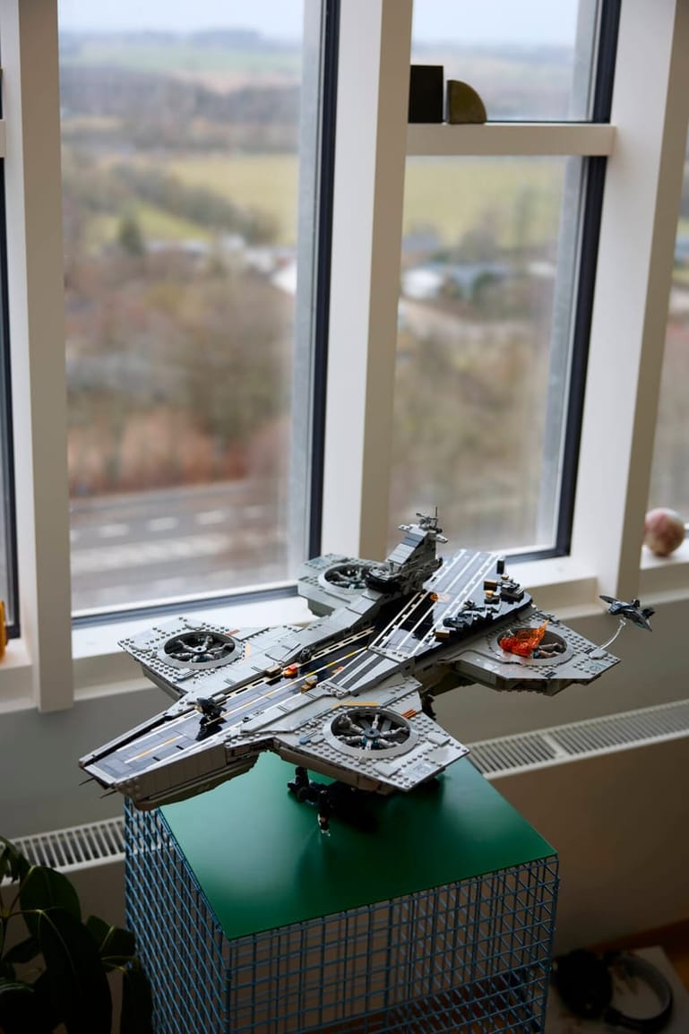 LEGO Marvel Helicarrier 76354 als displaymodel in een interieur