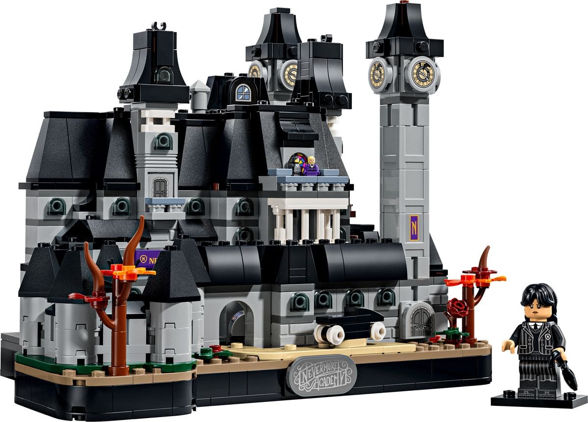 LEGO Wednesday Nimmermeer Academie 76788 met de klokkentoren en een minifiguur van Wednesday ervoor
