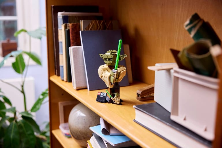 LEGO Star Wars Yoda buste 75438 op een plank