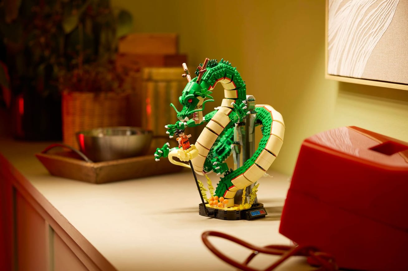 LEGO Icons Dragon Ball Shenron & Goku 11390 als displaystuk in een kamer